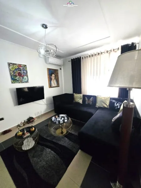Tirane, jepet me qera apartament 1+1 Kati 3, 83 m² 600 € (ish ekspozita)