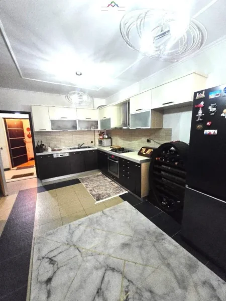 Tirane, jepet me qera apartament 1+1 Kati 3, 83 m² 600 € (ish ekspozita)