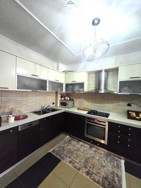 Tirane, jepet me qera apartament 1+1 Kati 3, 83 m² 600 € (ish ekspozita)