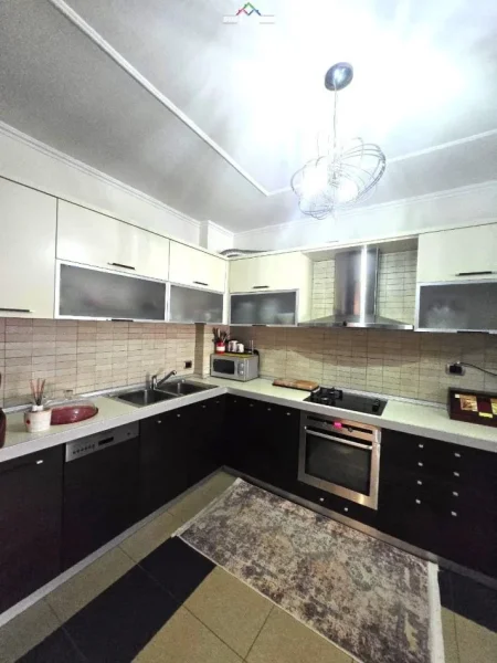 Tirane, jepet me qera apartament 1+1 Kati 3, 83 m² 600 € (ish ekspozita)