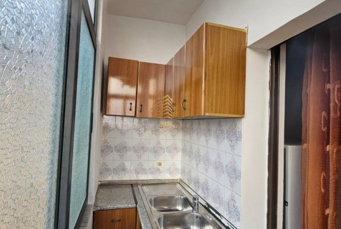Tirane, jepet me qera apartament 1+1 Kati 5, 65 m² 350 € (Rruga Xhanfize Keko)