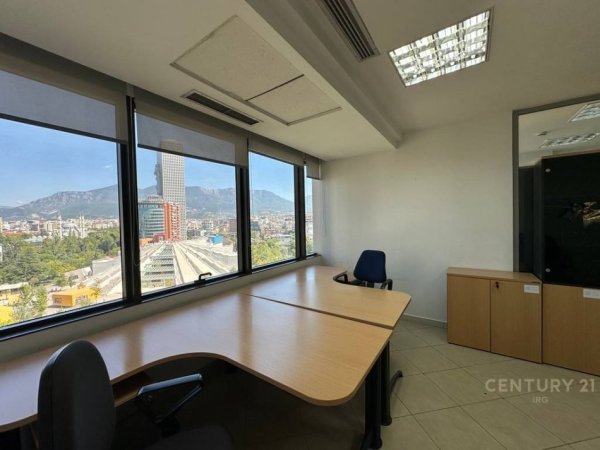Tirane, jepet me qera Kati 10, (Bulevardi &quot;Dëshmorët e Kombit&quot;)