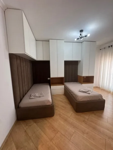 Tirane, jepet me qera apartament 2+1+Ballkon , 100 m² 1.100 € 