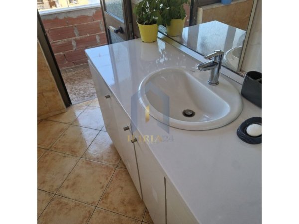 Tirane, jap me qera apartament 2+1+Ballkon Kati 4, 150 m² 450 € (Rruga Besa)