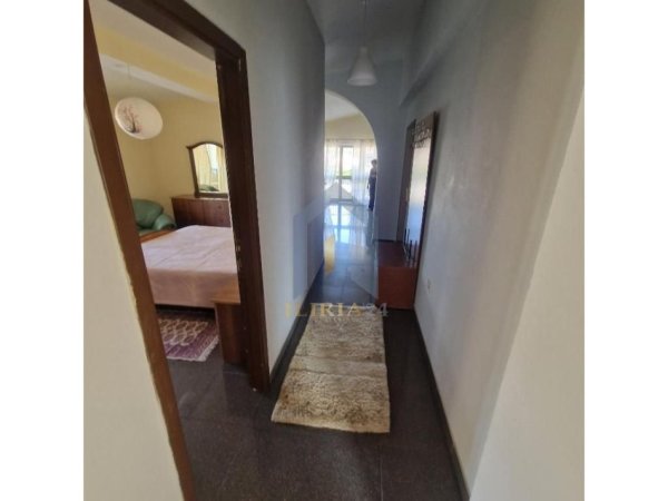 Tirane, jap me qera apartament 2+1+Ballkon Kati 4, 150 m² 450 € (Rruga Besa)