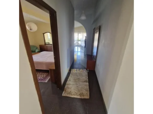 Tirane, jap me qera apartament 2+1+Ballkon Kati 4, 150 m² 450 € (Rruga Besa)