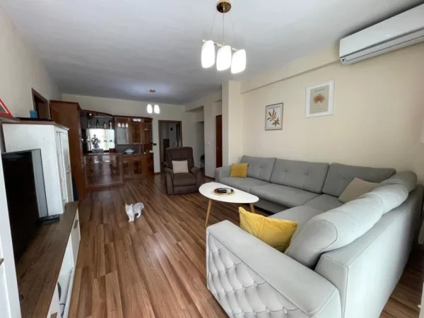 Tirane, jepet me qera apartament 3+1+Aneks+Ballkon Kati 2, 115 m² 1.000 € (Liqeni , Garda)