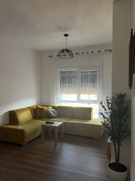 Tirane, jepet me qera apartament 1+1 Kati 3, 68 m² 550 € (Xhamlliku)