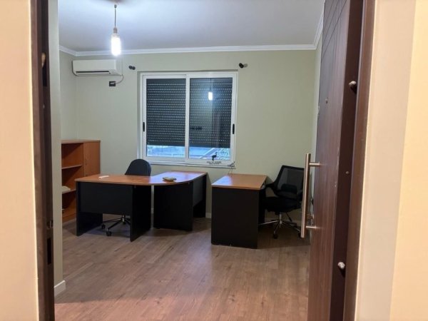 Tirane, jepet me qera zyre Kati 11, 60 m² 520 € (BLLOKU)