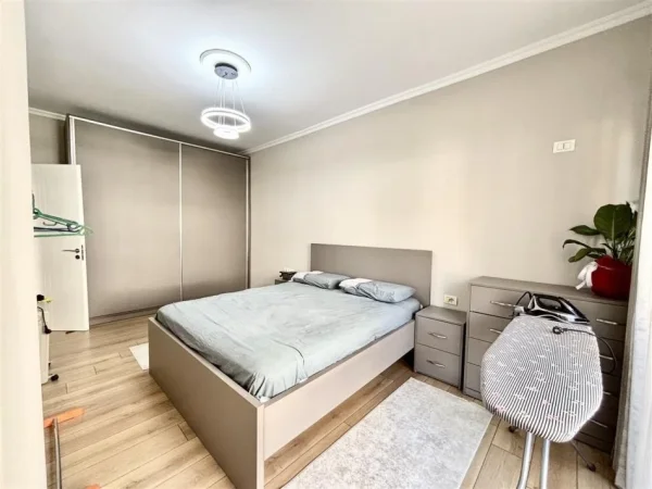 Tirane, jepet me qera apartament 1+1+Ballkon Kati 1, 80 m² 500 € (ASTIR)
