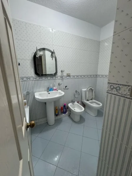 Tirane, jepet me qera apartament 2+1 Kati 5, 92 m² 700 € (RRUGA E KOSOVAREVE)
