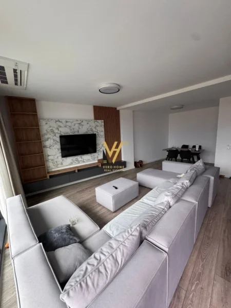 Tirane, jepet me qera apartament 2+1+Ballkon Kati 9, 124 m² 1.600 € (LAKE VIEW)