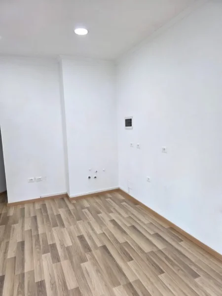 Tirane, jepet me qera ambjent biznesi Kati 0, 26 m² 600 € (QENDER)