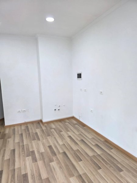 Tirane, jepet me qera ambjent biznesi Kati 0, 26 m² 600 € (QENDER)
