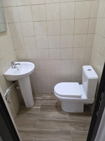 Tirane, jepet me qera ambjent biznesi Kati 0, 26 m² 600 € (QENDER)