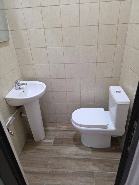 Tirane, jepet me qera ambjent biznesi Kati 0, 26 m² 600 € (QENDER)