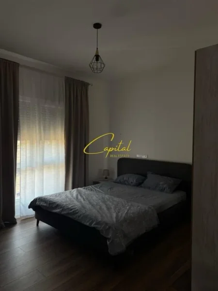 Tirane, jepet me qera apartament 1+1 Kati 3, 68 m² 550 € (XHAMLLIKU)