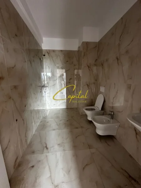 Tirane, jepet me qera ambjent biznesi Kati 0, 119 m² 600 € (RRUGA E DIBRES)