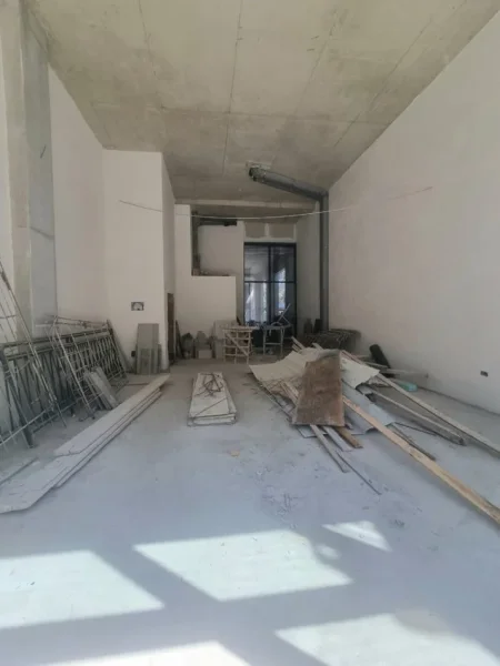 Tirane, jepet me qera dyqan Kati 0, 70 m² 1.500 € 