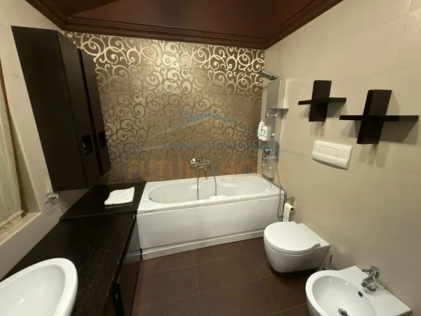 Jepet vile me Qira Kodra e Diellit, 307 m² 3.500 €