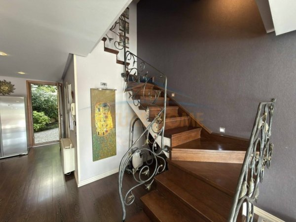Jepet vile me Qira Kodra e Diellit, 307 m² 3.500 €