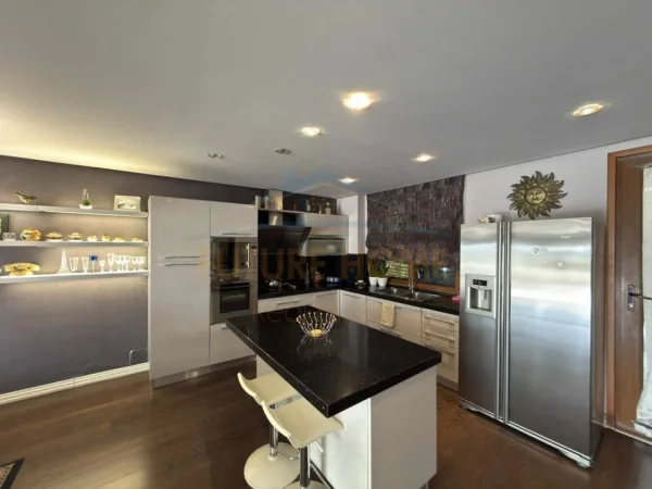 Jepet vile me Qira Kodra e Diellit, 307 m² 3.500 €