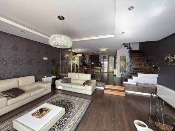 Jepet vile me Qira Kodra e Diellit, 307 m² 3.500 €