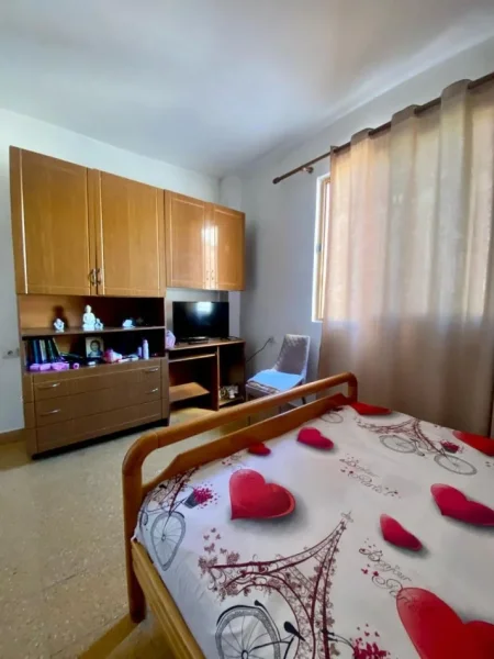 Vlore, jepet me qera vetem 1 dhome 1+1 Kati 1, 50 m² 180 € (rruga Andrea Varfi) per 2-3 studente,drita+uje+internet te perfshira