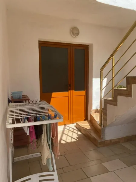 Vlore, jepet me qera vetem 1 dhome 1+1 Kati 1, 50 m² 180 € (rruga Andrea Varfi) per 2-3 studente,drita+uje+internet te perfshira