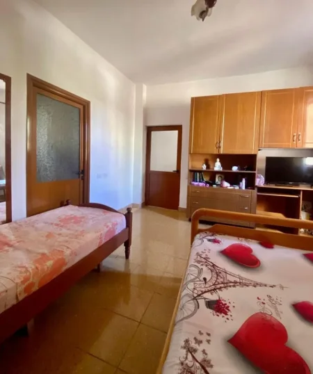 Vlore, jepet me qera vetem 1 dhome 1+1 Kati 1, 50 m² 180 € (rruga Andrea Varfi) per 2-3 studente,drita+uje+internet te perfshira