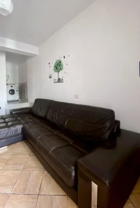 Vlore, jepet me qera vetem 1 dhome 1+1 Kati 1, 50 m² 180 € (rruga Andrea Varfi) per 2-3 studente,drita+uje+internet te perfshira