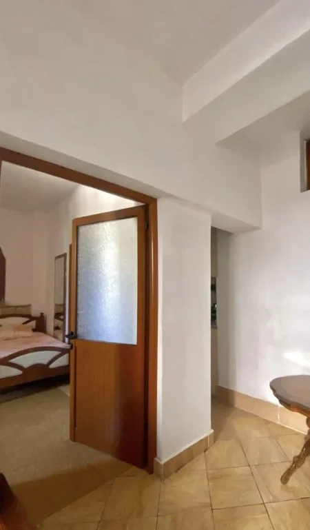 Vlore, jepet me qera vetem 1 dhome 1+1 Kati 1, 50 m² 180 € (rruga Andrea Varfi) per 2-3 studente,drita+uje+internet te perfshira