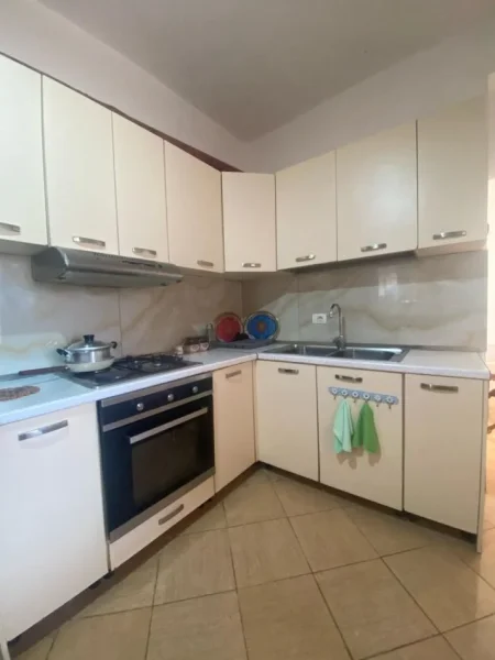 Vlore, jepet me qera vetem 1 dhome 1+1 Kati 1, 50 m² 180 € (rruga Andrea Varfi) per 2-3 studente,drita+uje+internet te perfshira