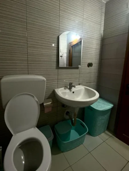 Vlore, jepet me qera vetem 1 dhome 1+1 Kati 1, 50 m² 180 € (rruga Andrea Varfi) per 2-3 studente,drita+uje+internet te perfshira