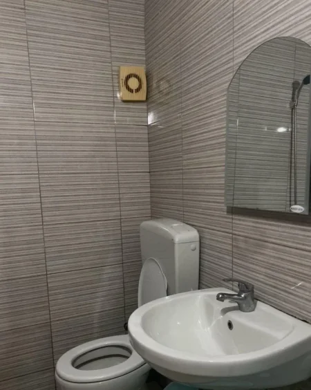 Vlore, jepet me qera vetem 1 dhome 1+1 Kati 1, 50 m² 180 € (rruga Andrea Varfi) per 2-3 studente,drita+uje+internet te perfshira