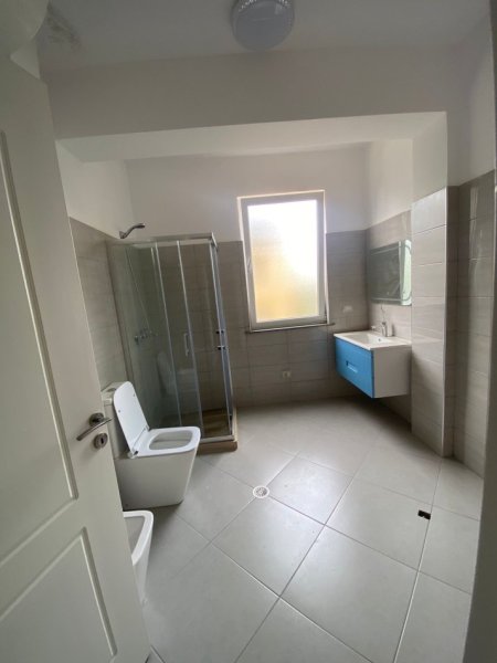 Tirane, jepet me qera apartament 2+1+Ballkon Kati 2, 124 m² 600 € (Sauk I Vjeter 2+1+2+Post Parkimi Per Qera)