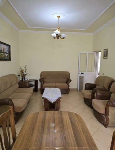 Tirane, jepet me qera Vile 1+1 Kati 1, 110 m² 400 € (Allias)