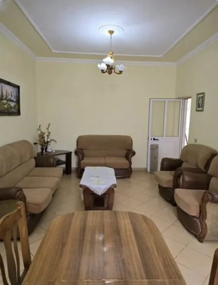 Tirane, jepet me qera Vile 1+1 Kati 1, 110 m² 400 € (Allias)
