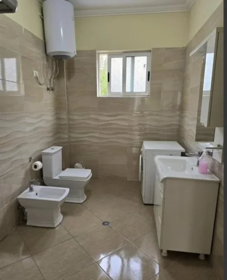 Tirane, jepet me qera Vile 1+1 Kati 1, 110 m² 400 € (Allias)