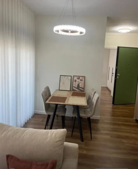 Super Apartament me qera ne Qender te Tiranes/Shkolla e kuqe (650 Euro)