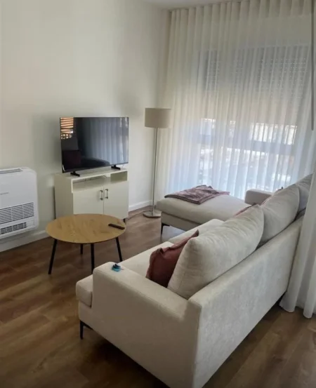 Super Apartament me qera ne Qender te Tiranes/Shkolla e kuqe (650 Euro)
