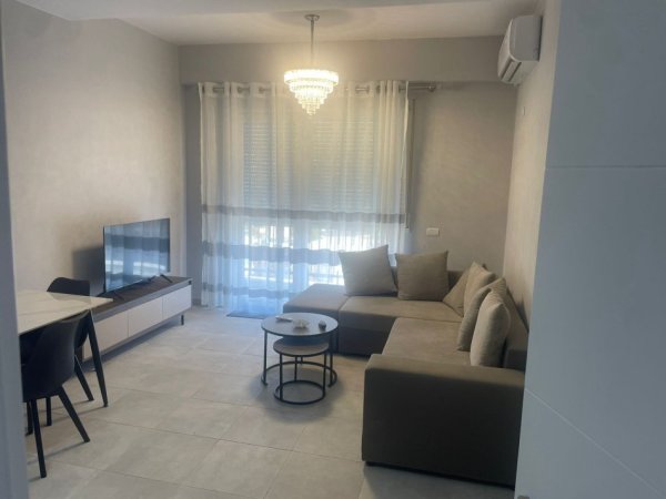 Jepet me qera apartament 2+1+2 – Xhamllik , 10 min nga Qendra ,700 €