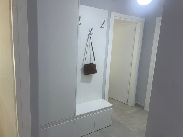 Jepet me qera apartament 2+1+2 – Xhamllik , 10 min nga Qendra ,700 €