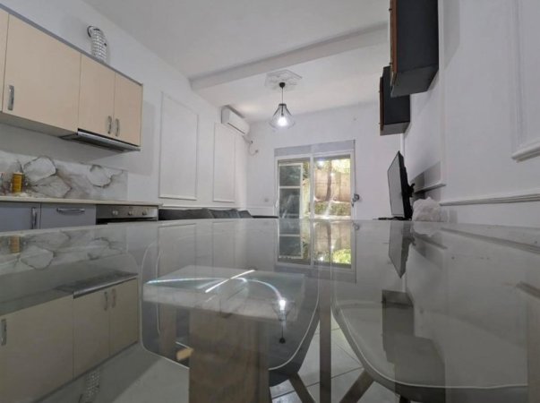 Tirane, jepet me qera apartament 2+1+Ballkon Kati 0, 120 m² 600 € (Liqeni Thate)