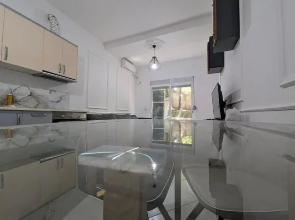 Tirane, jepet me qera apartament 2+1+Ballkon Kati 0, 120 m² 600 € (Liqeni Thate)