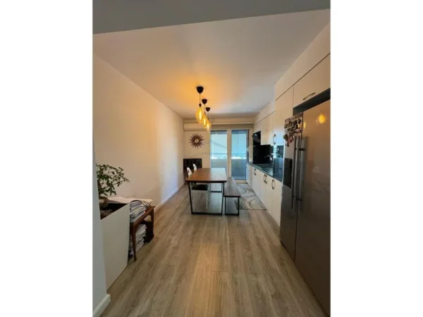 Tirane, jepet me qera apartament 2+1 , 91 m² (Bllok)