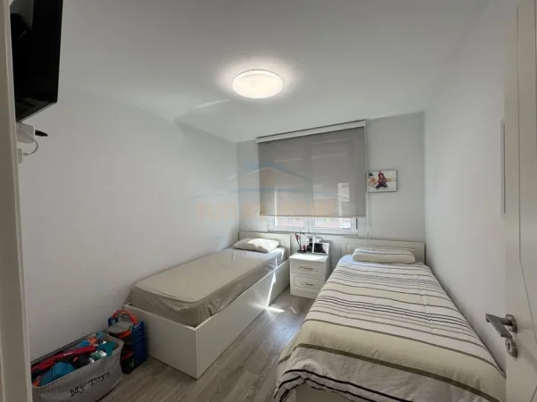 Tirane, jepet me qera apartament 2+1 , 91 m² (Bllok)