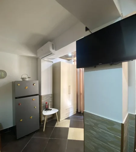 Vlore, jepet me qera garsonier Kati 1, 38 m² 150 € (rruga Andrea Varfi) drita+uje+internet te perfshira