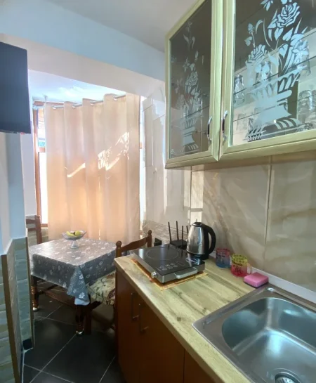 Vlore, jepet me qera garsonier Kati 1, 38 m² 150 € (rruga Andrea Varfi) drita+uje+internet te perfshira