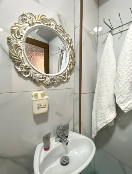Vlore, jepet me qera garsonier Kati 1, 38 m² 150 € (rruga Andrea Varfi) drita+uje+internet te perfshira